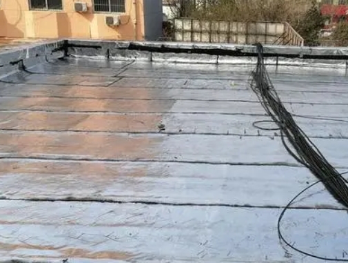 分宜卫生间漏水维修公司分享下分宜屋面楼顶防水刚性防水层施工要点。